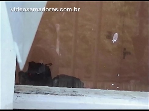 ❤️ Home cachondo mirando á súa moza con outro mozo, gravando un vídeo de carallo sen molestar á parella ❌ Porno duro en nós ☑