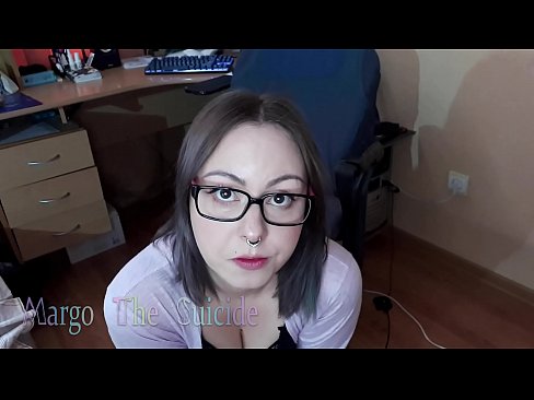 ❤️ Moza sexy con lentes chupa un consolador profundamente ante a cámara ❌ Porno duro en nós ☑